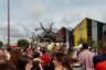 La foule attend la sortie de l'Eléphant